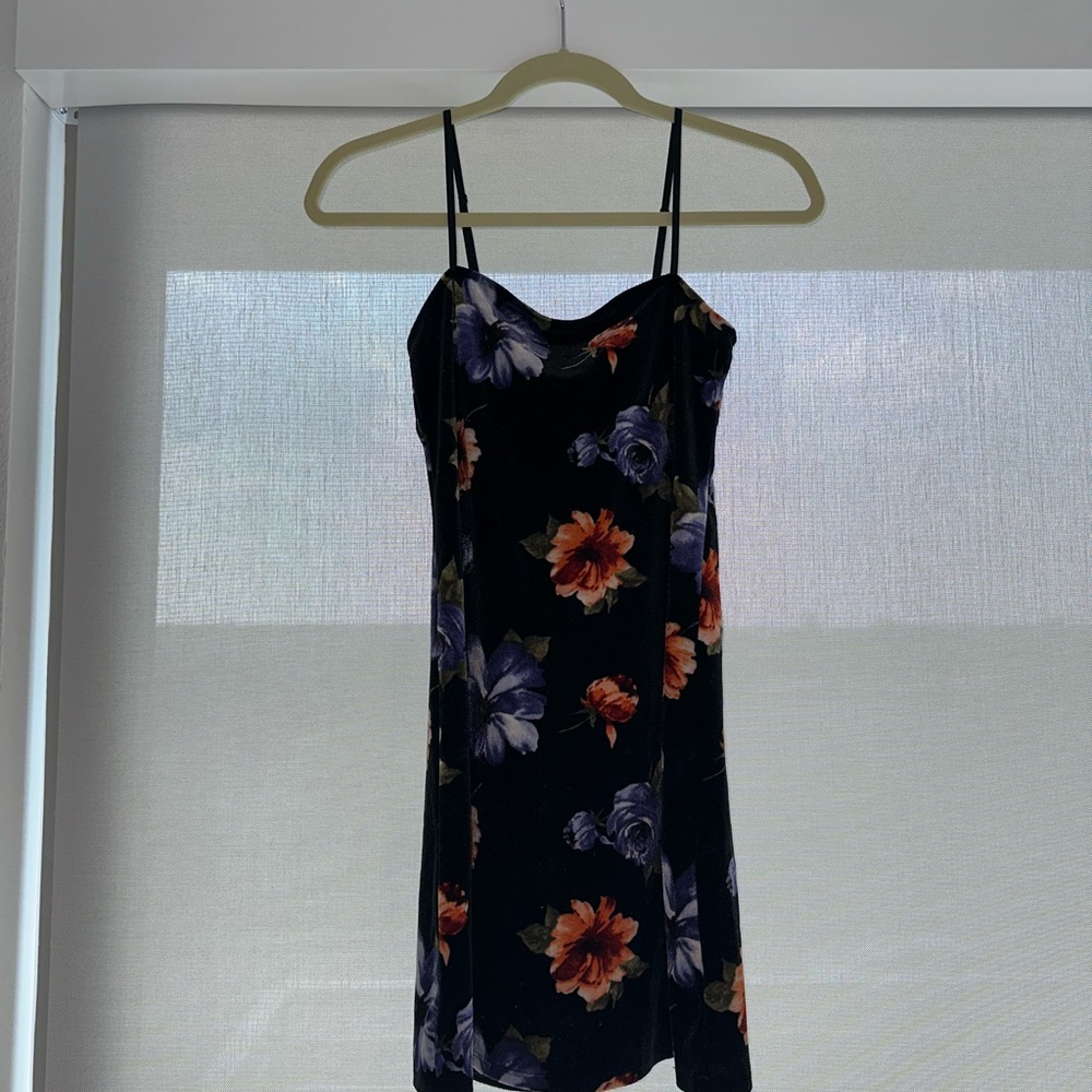 Only worn once Velvet black floral mini dress! 🖤💐